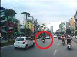 Hà Nội: 'Quái xế' lạng lách, tạt đầu ôtô trên phố Xã Đàn và cái kết kinh hoàng