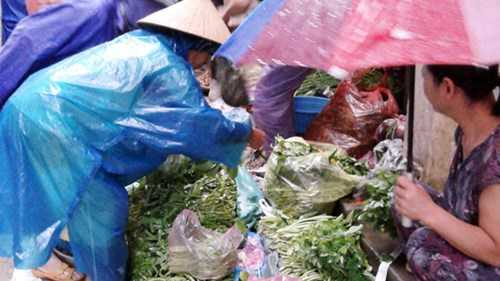 Giá thực phẩm sau ngày bão, các bà nội trợ đi chợ ngày mưa bão cần biết thông tin này
