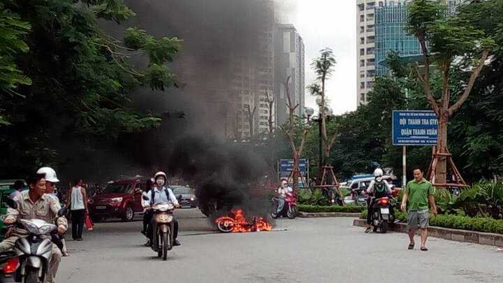 Đâm vào xe taxi, xe máy bốc cháy dữ dội