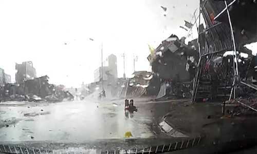 Lốc xoáy như tận thế đánh sập hàng loạt nhà ở Bắc Ninh