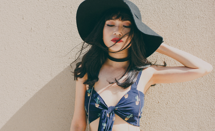 Không hổ danh 'Mỹ nhân 18+', Sĩ Thanh táo bạo đem nội y ra đường chụp ảnh