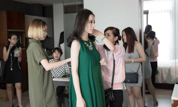 Angela Phương Trinh bận bịu, tất bật trước giờ đi quay phim