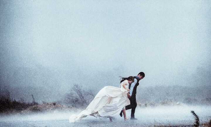 Ảnh cưới giữa ngày mưa bão của cặp đôi Hà thành khiến dân mạng thích thú