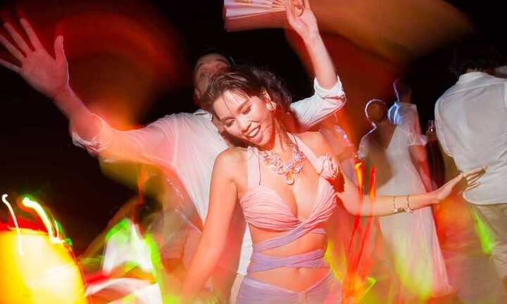 Hà Anh diện váy siêu ngắn, quậy hết mình bên chồng Tây