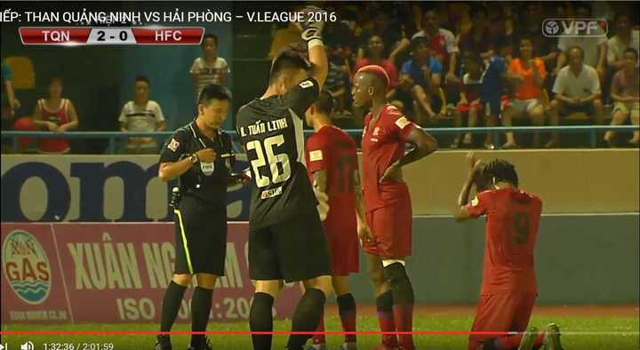 Sao ngoại Hải Phòng vái sống trọng tài ngay trên sân