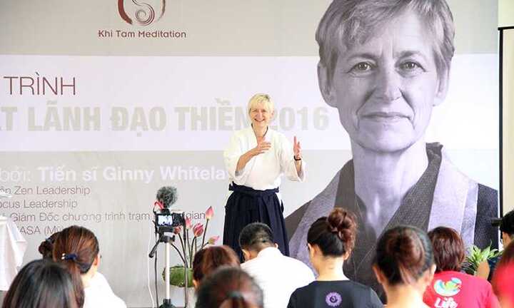 Cựu chuyên gia NASA dạy thiền cho học viên người Việt