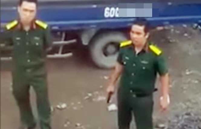 Điều tra clip người mặc quân phục và tài xế thách thức nhau