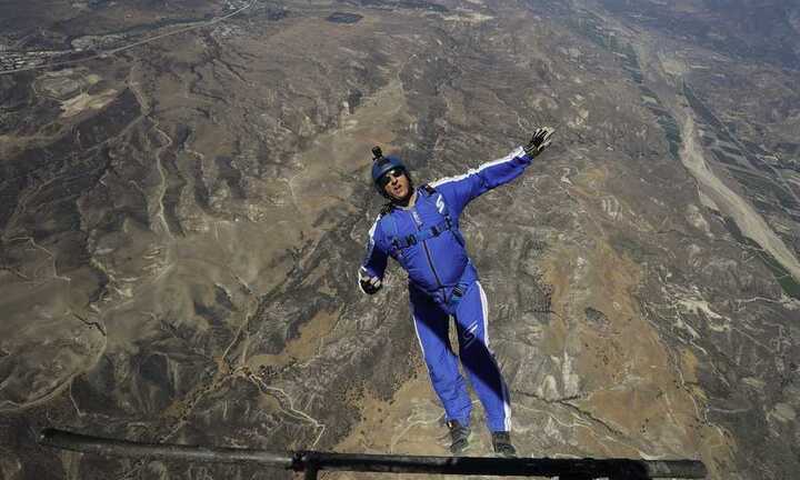 Kỷ lục thế giới: Cú nhảy ngoạn mục từ độ cao 7.600m không cần dù