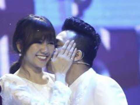 Trấn Thành không ngần ngại hôn Hari Won ngay trên sân khấu