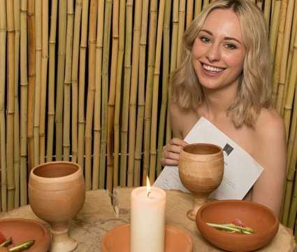 Ý tưởng kinh doanh siêu độc: Ăn, uống với… bồn cầu, kim tiêm và đao kiếm