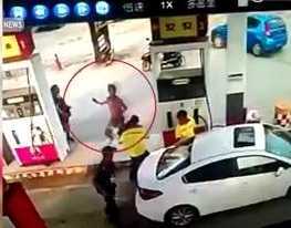 Gã say vác dao đòi chém nhân viên cây xăng