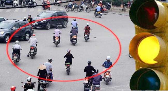 Quy định phạt lỗi vượt đèn vàng 2 triệu đồng gây tranh cãi