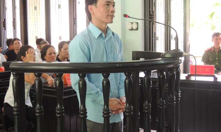 Bị chê không biết mở cửa ô tô, về nhà lấy dao đâm chết bạn