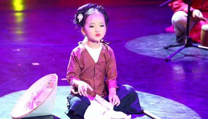 Tài năng xẩm nhí Mai Anh biểu diễn trong 'Ngãi mẹ sinh thành' mùa Vu Lan