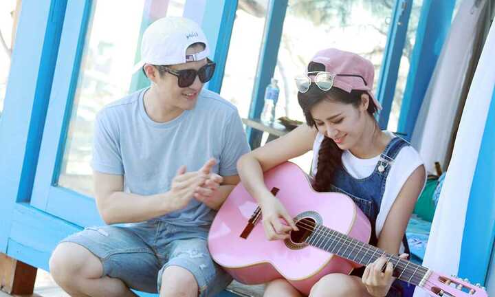 Đông Nhi tự tay chuẩn bị bữa tiệc tình yêu cho Ông Cao Thắng