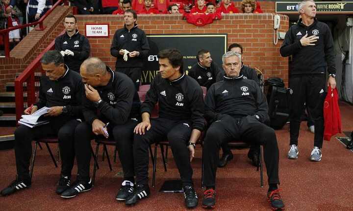 Mourinho kê ghế dưới sân, nhường chỗ VIP cho học trò