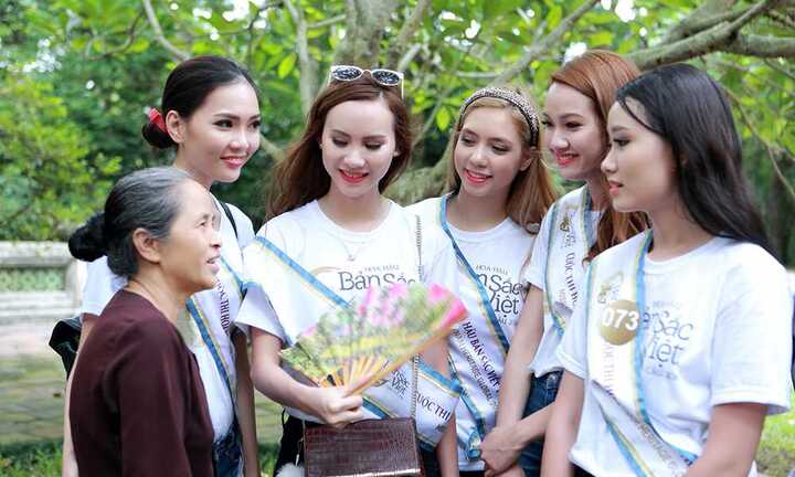 Người đẹp Hoa hậu Bản sắc Việt toàn cầu thích thú với cây ổi ‘biết cười’