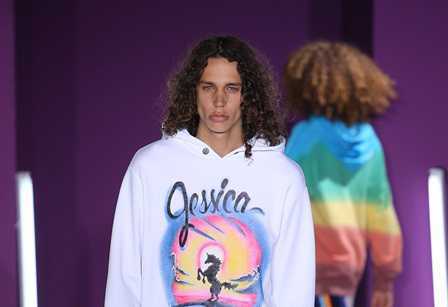 Quần áo in ảnh nhạy cảm gây ấn tượng mạnh