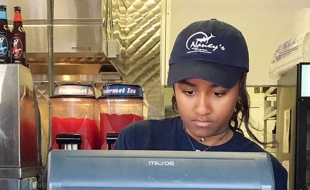 Con gái Tổng thống Obama làm thêm hè trong cửa hàng hải sản