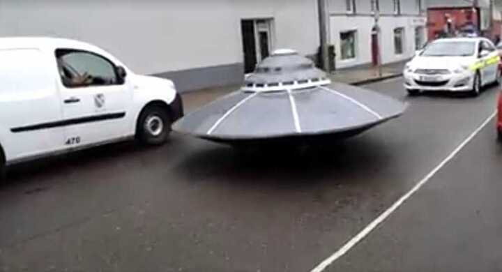 Video: Nghẹt thở xem cảnh sát đuổi theo UFO ở Ireland