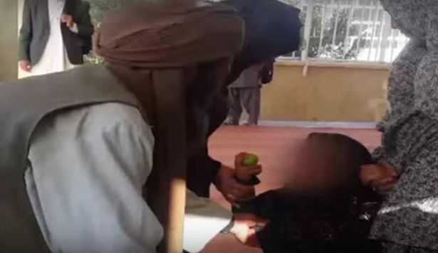 Cha ép con gái 6 tuổi lấy ông già 55 tuổi để đổi lấy... 1 con dê