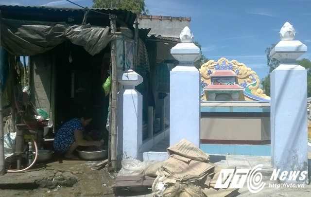 Mục sở thị cảnh dựng nhà trong nghĩa địa 'sống cùng' người chết