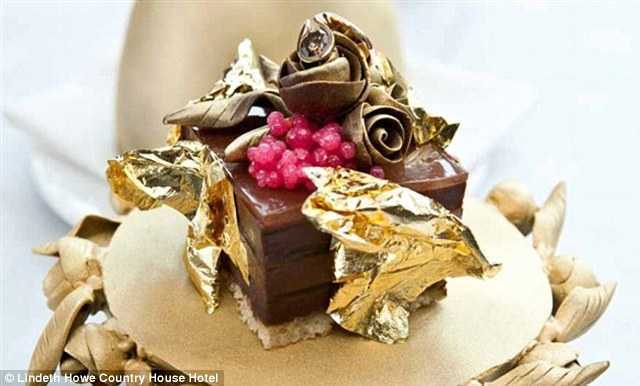 Tỷ phú chi 'núi tiền' mua quà sinh nhật cho 'cậu ấm, cô chiêu'