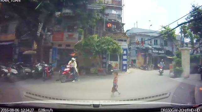 Băng qua đường, bé trai thoát chết trước mũi ô tô