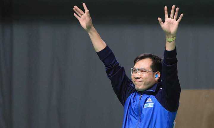 Hoàng Xuân Vinh tự hào hát quốc ca, đưa tay lau nhanh nước mắt