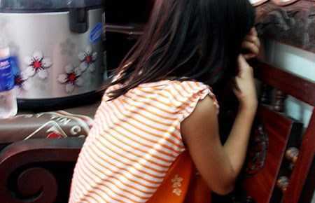 Dụ bé gái vào quét nhà giúp rồi giở trò đồi bại