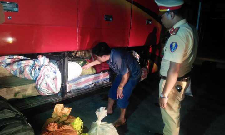 Ngụy trang gỗ lậu trong khoang hàng xe khách để đưa vào miền Nam