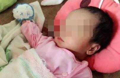 Bé sơ sinh đỏ hỏn, khóc ngằn ngặt trước cổng chùa