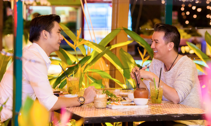 Đàm Vĩnh Hưng kín đáo đi ăn tối cùng 'người tình đồng tính'