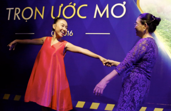 Khán giả khóc nức nở xem Đoan Trang khiêu vũ cùng mẹ