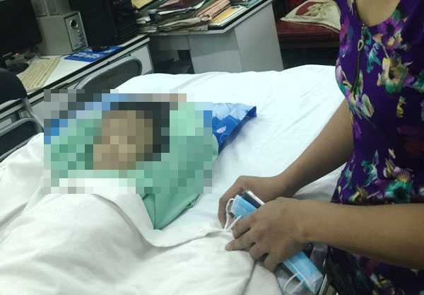 TP HCM: Bé trai bị mẹ ruột và cha dượng đánh gãy xương đùi