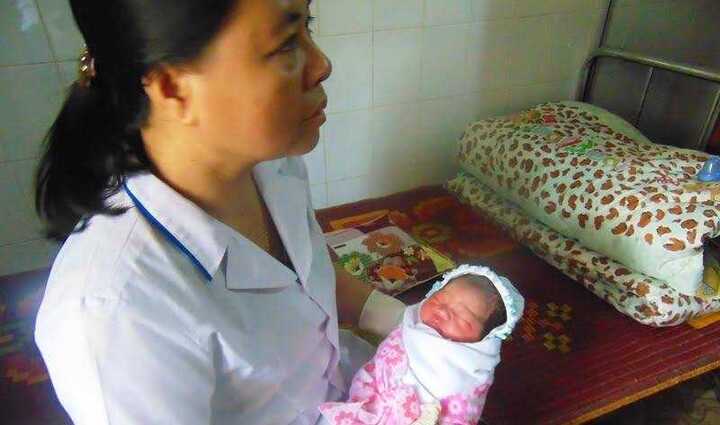 Bé gái sơ sinh một ngày tuổi bị bỏ rơi trước cổng chùa