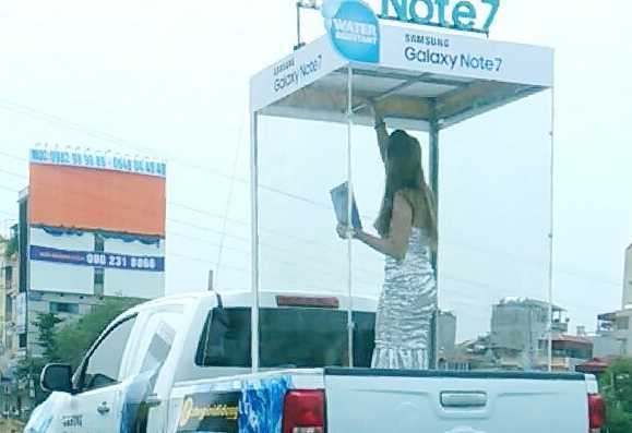 Đưa người mẫu vào lồng kính diễu phố, quảng cáo điện thoại