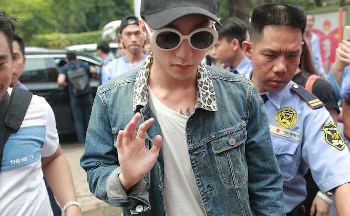 Sơn Tùng được dàn bảo vệ hộ tống nghiêm ngặt giữa 'bão' scandal