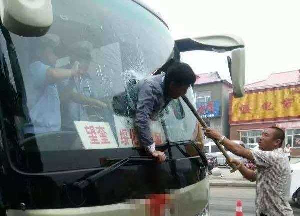 Video: Người đàn ông lao đầu xuyên kính xe buýt