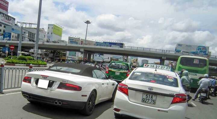 Aston Martin DB9 Volante bất ngờ tái xuất tại Sài Gòn