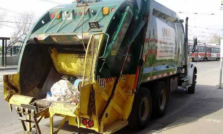 Người đàn ông sống sót thần kỳ dù bị nén nhiều lần trong thùng xe rác