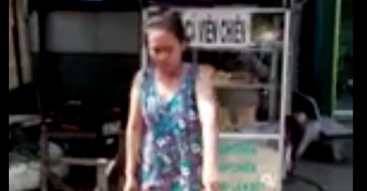 Cô gái bán hàng rong tụt quần 'ăn vạ' lực lượng dẹp lòng lề đường