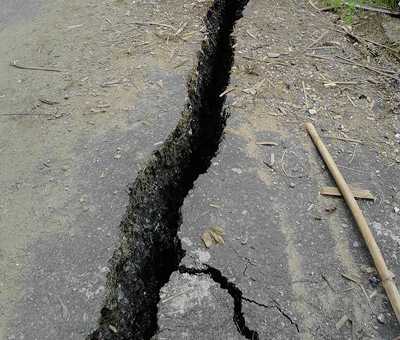 Vết nứt bất thường 'ăn' từ quốc lộ vào nhà dân