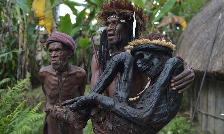 Tục 'nướng' tù trưởng thành xác ướp ghê rợn của bộ tộc hoang dã nhất hành tinh