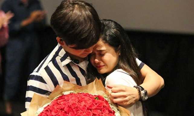 Tim bao trọn rạp chiếu phim, quỳ gối cầu hôn Trương Quỳnh Anh