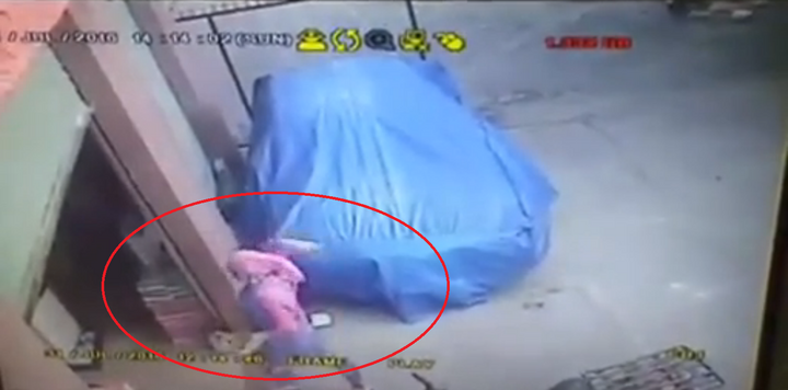 Bà chủ khách sạn ném trứng thối trộn nước mắm vào nhà thượng tá công an