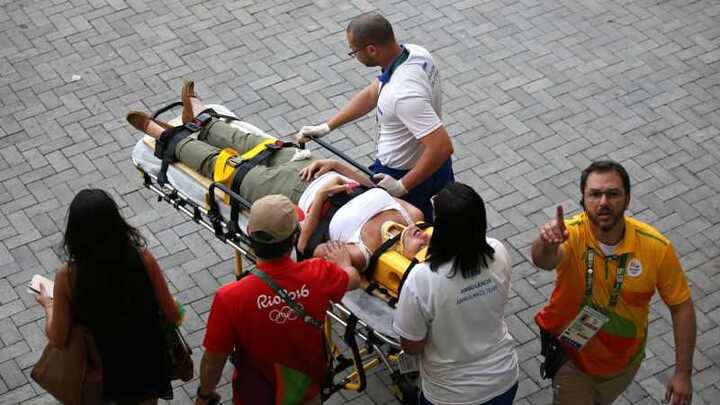 Olympic Rio 2016: Camera tuột cáp, rơi xuống đầu cổ động viên