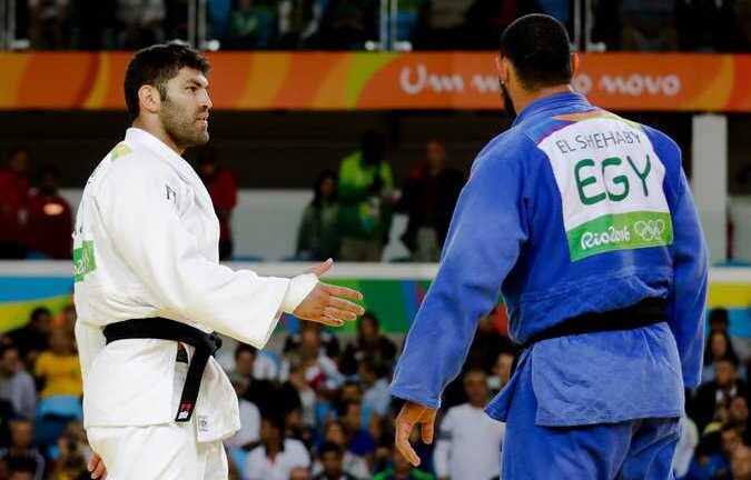 Từ chối bắt tay đối thủ, võ sĩ Ai Cập bị đuổi khỏi Olympic