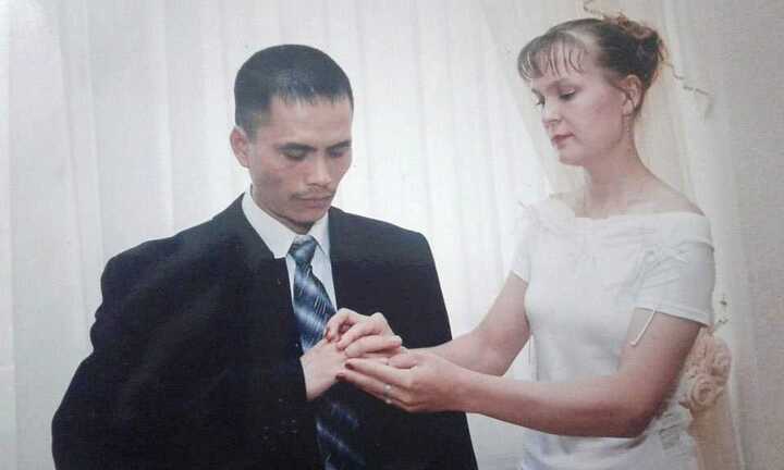 Cô gái Nga từ bỏ cuộc sống đủ đầy theo chồng về Việt Nam làm công nhân vệ sinh