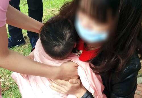 Mẹ mải săn Pokemon để con 1 tuổi bị gió thổi bay xuống hồ?